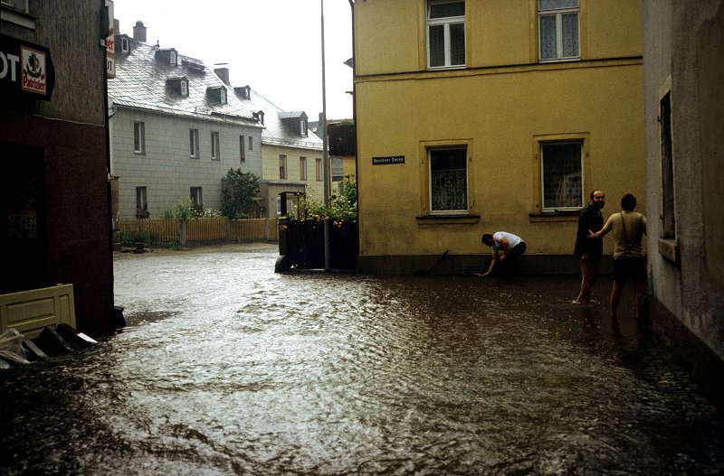 Marktleuthen, Altstadt: Überschwemmung in der Fleischgasse und Neudeser Gasse (ca. 1985)