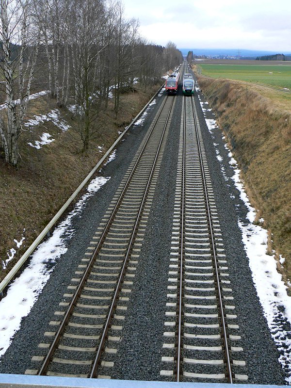 Die Vogtlandbahn begegnet einem Regionalexpress