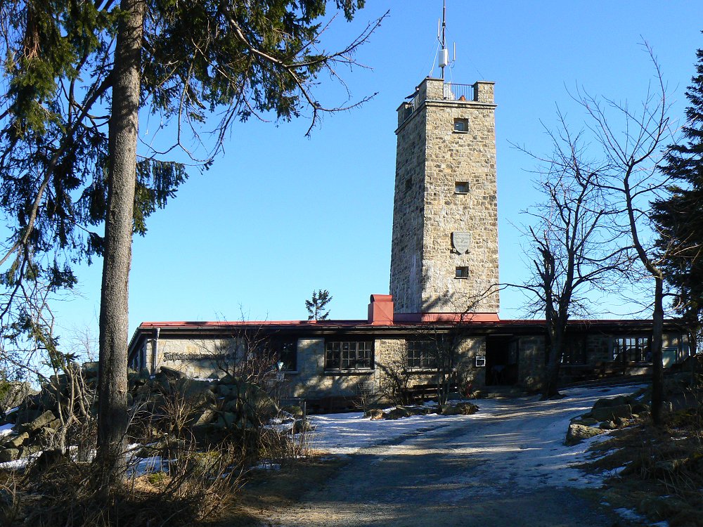 Der Asenturm auf dem Ochsenkopf mit einer Ausflugsgaststätte des Fichtelgebirgsvereins (FGV)
