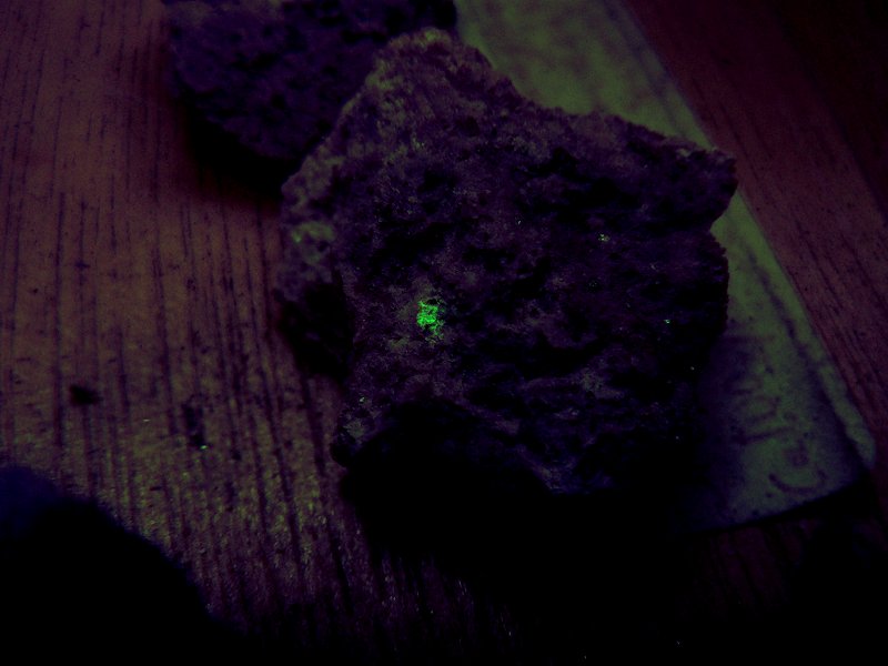Fluoreszenz bei Autunit  (Kalkuranglimmer) aus Sailauf im Spessart