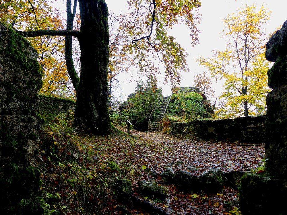 Reste des ehemaligen Bergfriedes