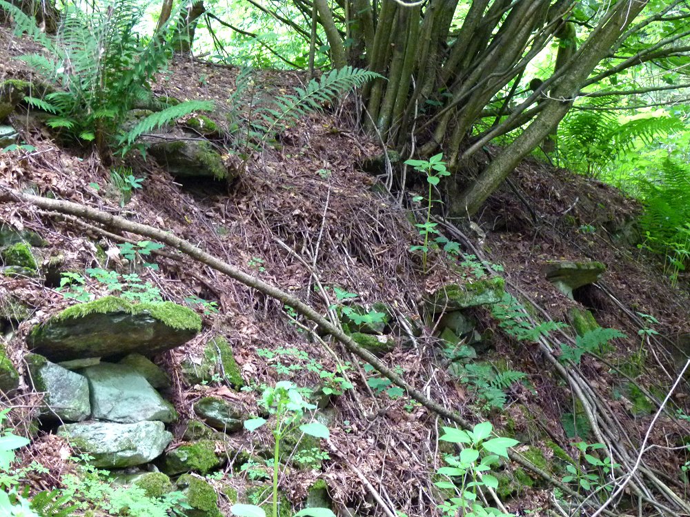 Vorspringende Steine in der Natursteinmauer