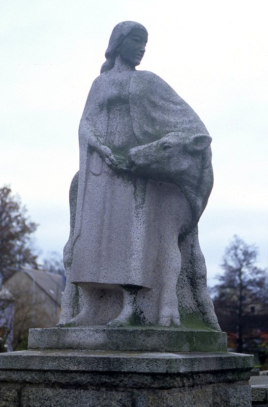 Wunsiedel - Steinfigur Mädchen mit Kälbchen