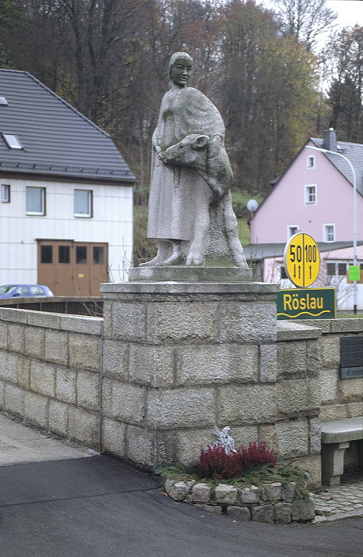 Wunsiedel - Steinfigur Hirtin mit Kälbchen