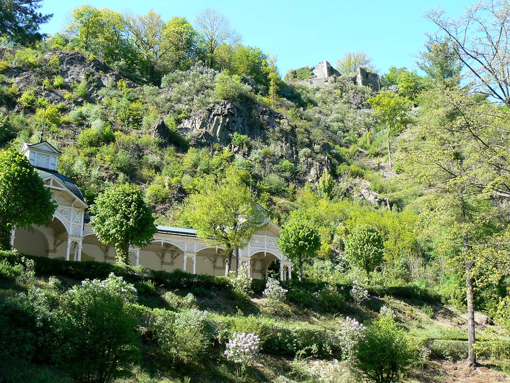 Die Kolonnaden unterhalb der Burgruine Hohenberneck