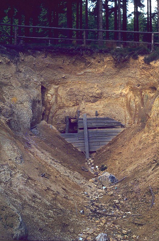 Historisches Eisenbergwerk bei Fichtelberg - Eingang