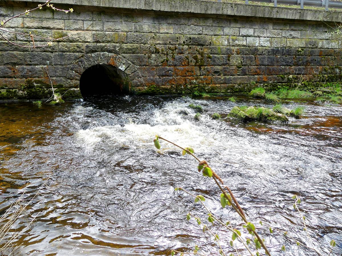 Wasser-Auslass des Wasserkraftwerks im Weißmaintal