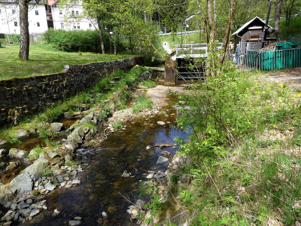 Wehr des Wasserkraftwerks "Weißmainkraftwerk Röhrenhof" bei Bischofsgrün