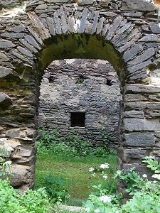 Portal des Burgturms von Markhausen in Tschechien