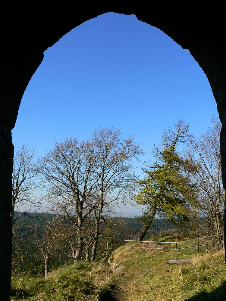 Blick aus dem Nordwestportal der Burgruine
