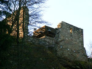 Die teilweise eingestürzte Nordostwand der Burgruine