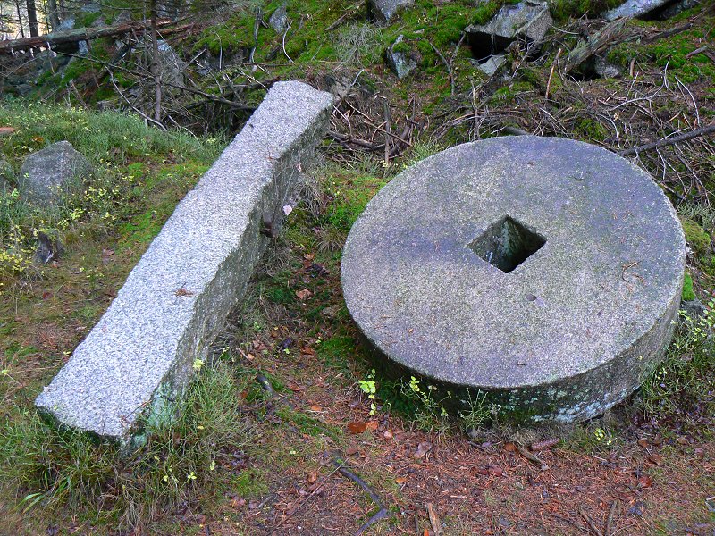 Mühlstein (Mahlstein) aus Granit