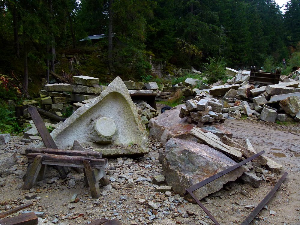 Steinerner Brunnentrog aus Granit