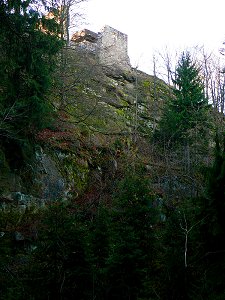 Burgruine über dem Schoberts-Steinbruch
