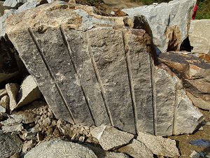 Gespalteter Granit-Quader