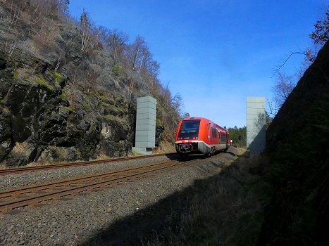 Ein Triebwagen der Deutschen Bahn AG (früher Deutsche Bundesbahn) passiert die Fallkörpersperre