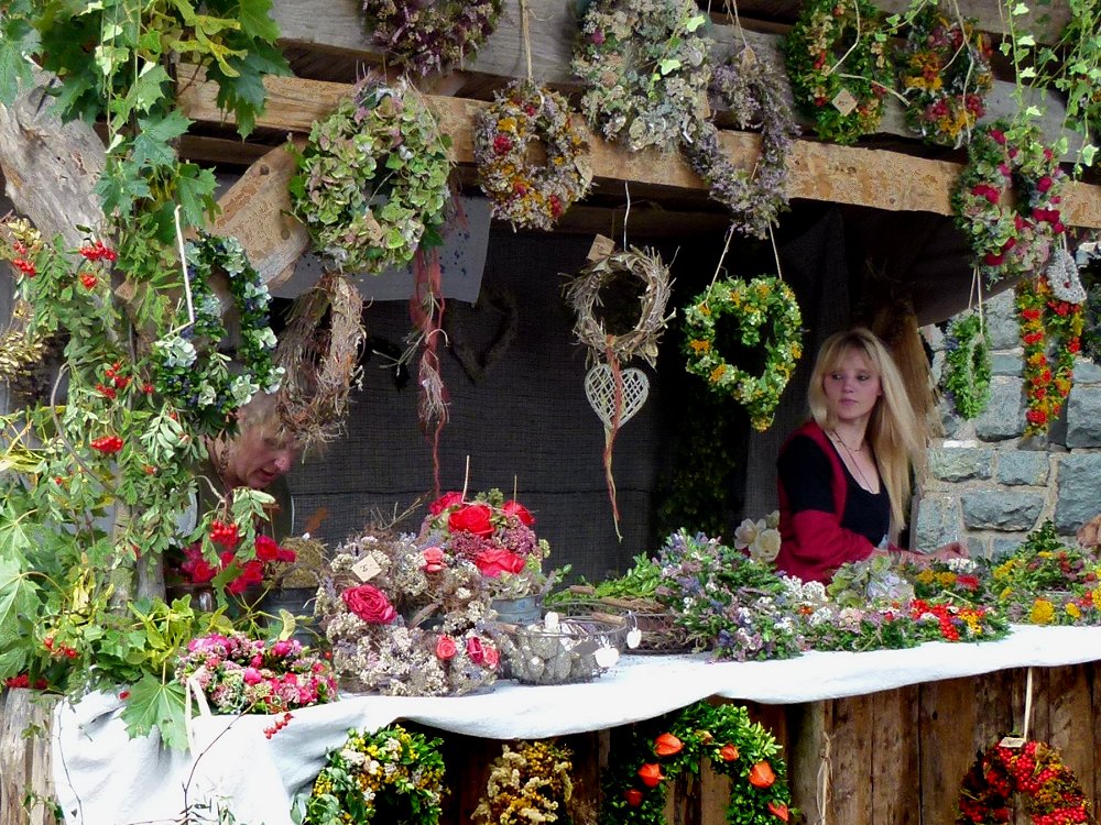 Kräuterhexe, getarnt als Blumenfrau und blonde Schönheit