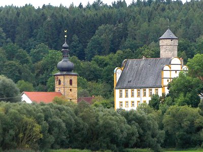 Pfarrkirche und Schloss Strössendorf