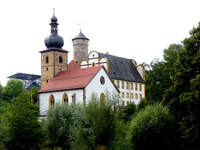 Pfarrkirche und Schloss Strössendorf
