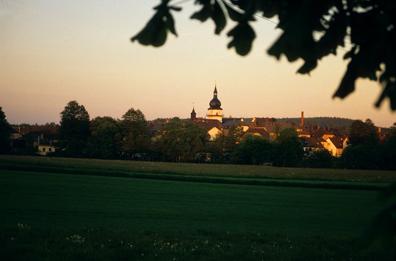 Die Altstadt von Marktleuthen mit Kirche und Rathaus im Abendlicht