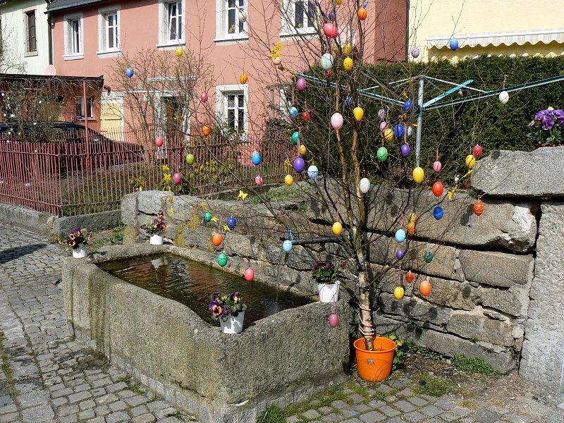 Marktleuthen: Brunnen mit Osterschmuck in der Angergasse