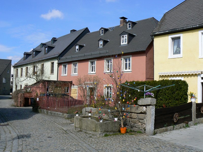 Marktleuthen, Altstadt: Angergasse mit österlich geschmücktem Brunnen