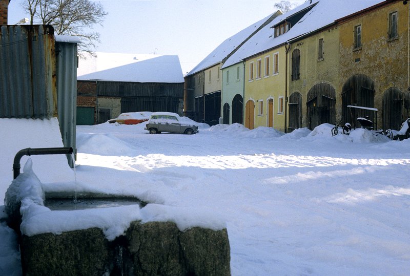 Marktleuthen: Angergasse mit Brunnen und Scheunenreihe