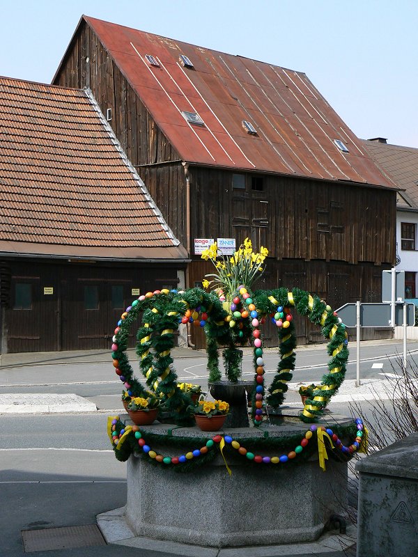 Osterschmuck am Brunnen der Überbruck