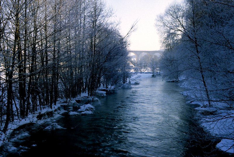 Die Eger vor dem Viadukt in Marktleuthen