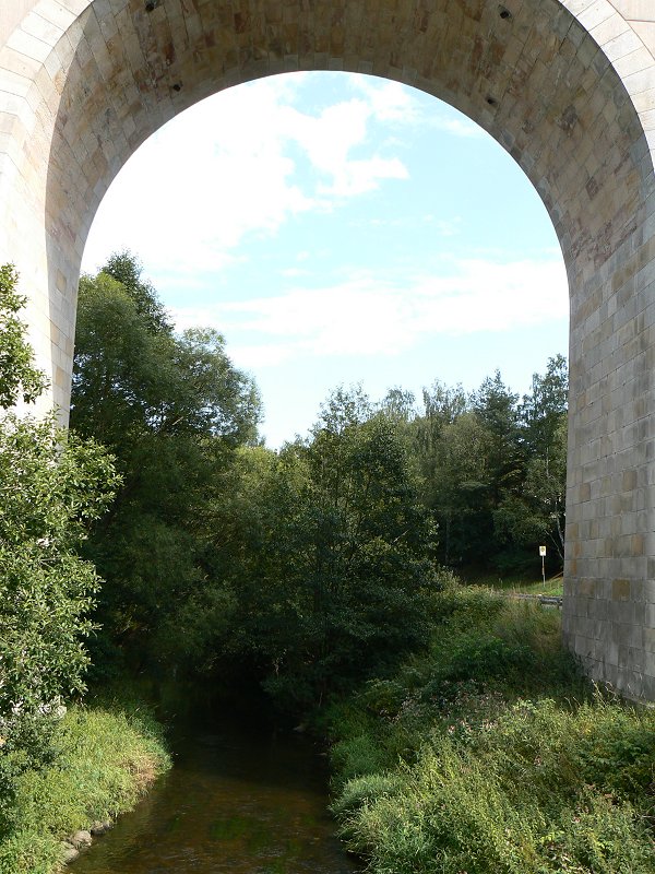 Durch die Eisenbahnbrücke verlässt die Eger Marktleuthen Richtung Osten