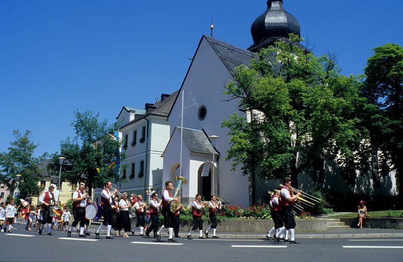 Festzug zum Volks- und Wiesenfest