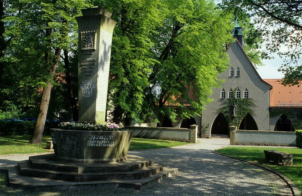Friedhofsgebäude und Kriegerdenkmal in Marktleuthen im Fichtelgebirge