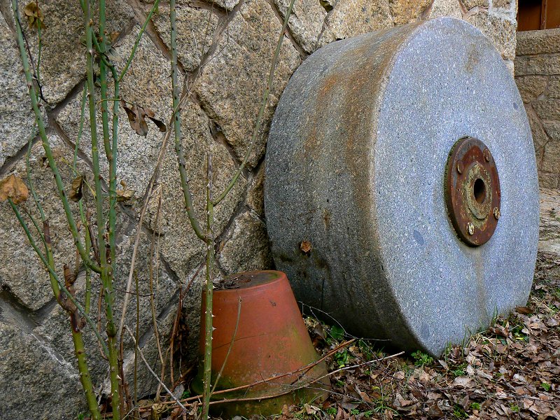 Mahlstein für die Erd- und Mineralfarbenherstellung