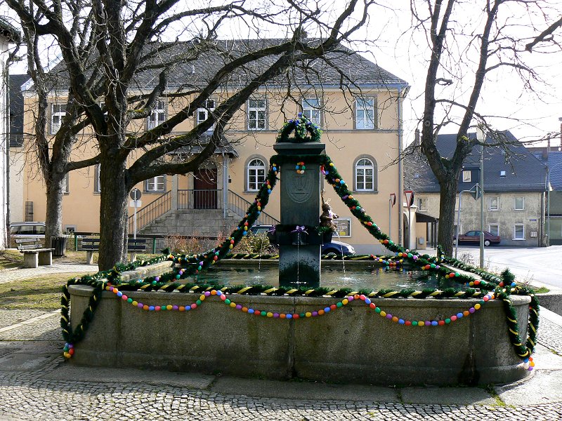 Marktleuthen: Marktplatzbrunnen und Pfarrhaus