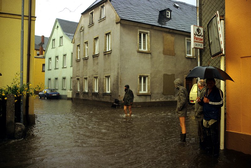 Marktleuthen, Altstadt: Überschwemmung in der Neudeser Gasse und Fleischgasse (ca. 1985)