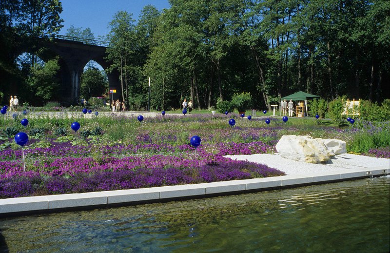 Grenzenlose Gartenschau - Kaskaden aus blauen und weißen Blumen