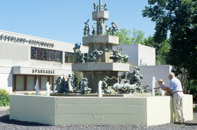 Egerland-Kulturhaus mit Egerland-Brunnen
