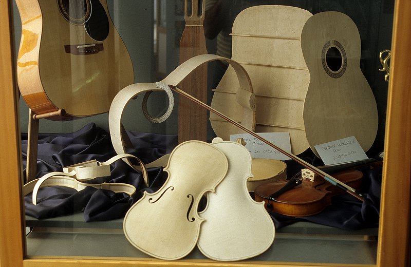Ausstellung der Musikinstrumentenbauschule Luby