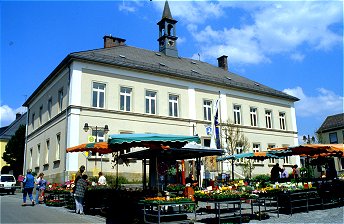 Das Rathaus von Röslau und Wochenmarkt auf dem Marktplatz