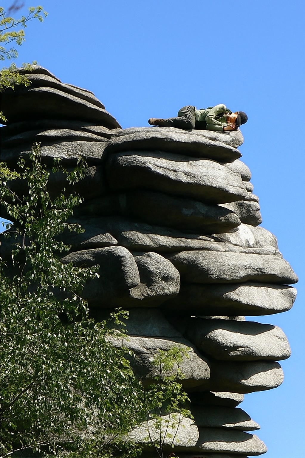Auf einem der Drei-Brüder-Felsen am Rudolfstein im Fichtelgebirge Auf einem der Drei-Brüder-Felsen am Rudolfstein im Fichtelgebirge