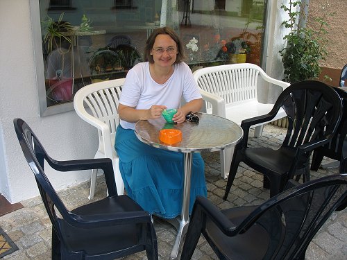 Sabine beim Cappuccinotrinken