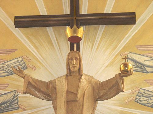 Segnender Jesus hinter dem Altar