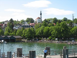 Blick auf Starnberg vom Starnberger See aus