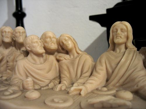 Ausschnitt aus der Nachbildung von Da Vincis Abendmahl, rechts Jesus, links davon der Lieblingsjünger Johannes - oder doch eine Frau?