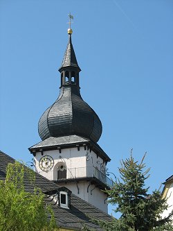 Kirchturm der St. Nikolauskirche von der Kaisergasse aus gesehen