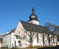 Marktplatz mit Kirche und Rathaus