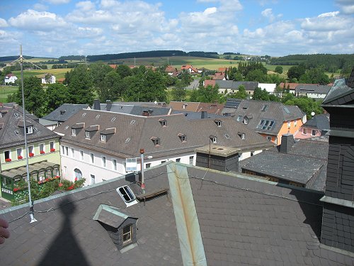 Blick auf das Rathausdach und darüber hinweg