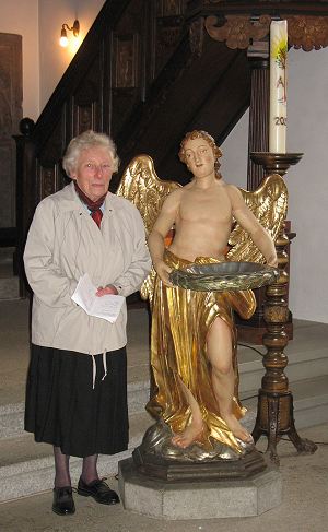 2 Engel: Taufengel mit unserer ehemaligen Mesnerin Frau Pöhlmann
