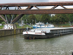 Neckarschleuse bei Stuttgart und Bad Cannstatt