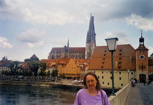 Vor dem Salzstadel und dem Dom in Regensburg